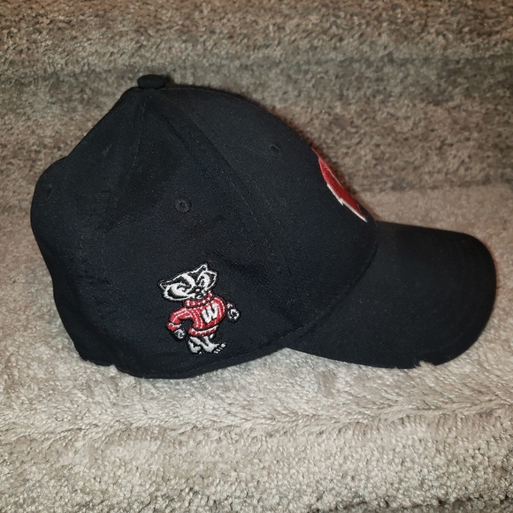 Under Armour Wisconsin Badgers hat - Picture 3 of 4